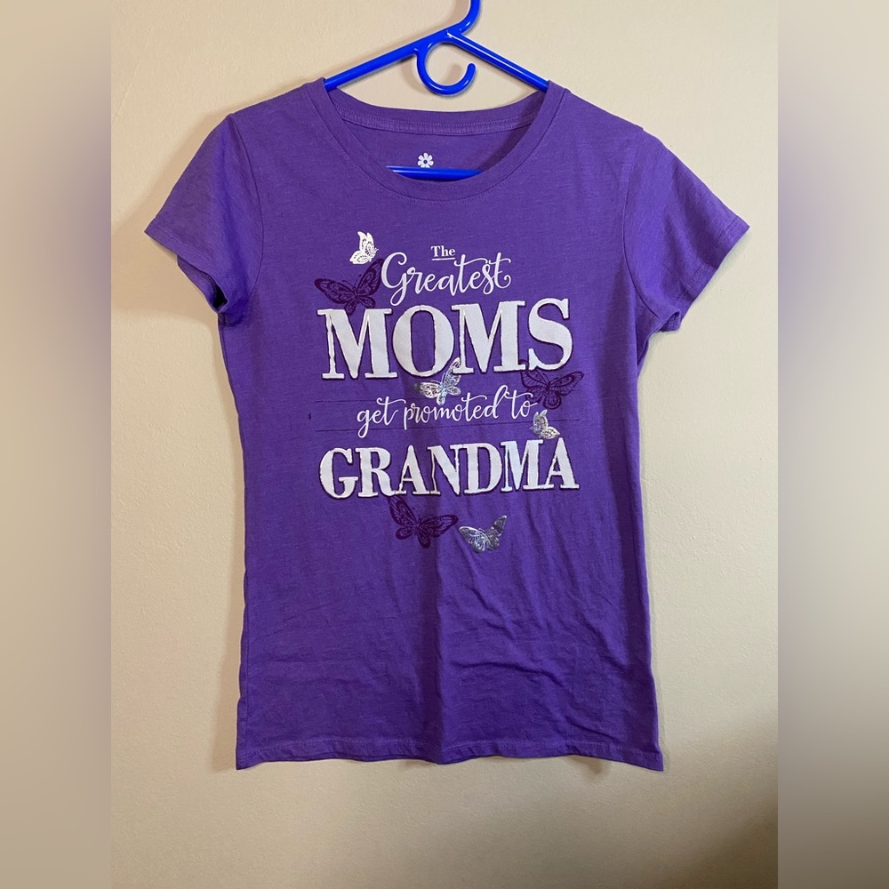 Moms Get Promoted to Grandma Purple Graphic Tee Size S (4-6) Women T Shirt